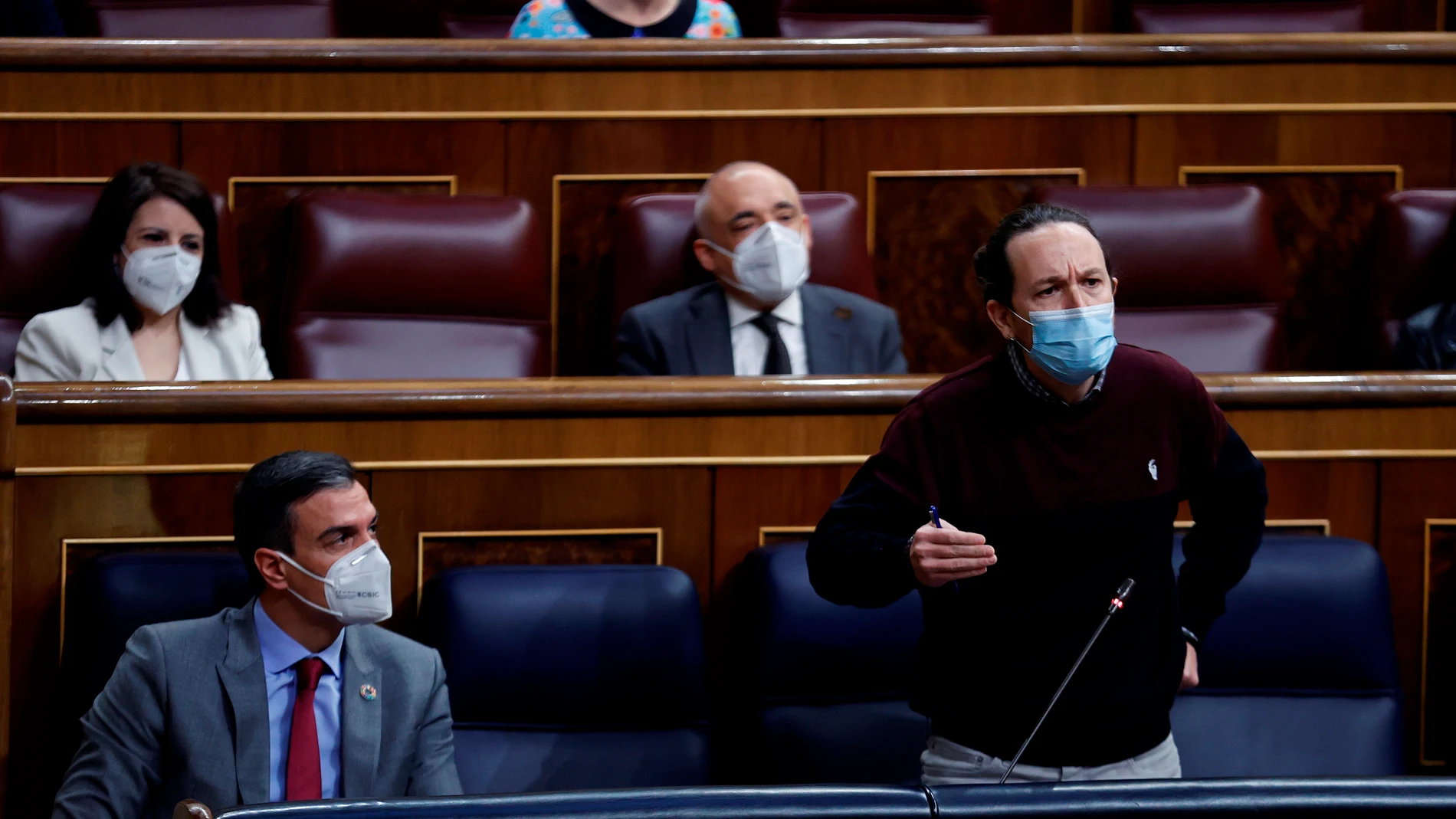 Pablo Iglesias interviene en el Congreso ante la mirada de Pedro Sánchez