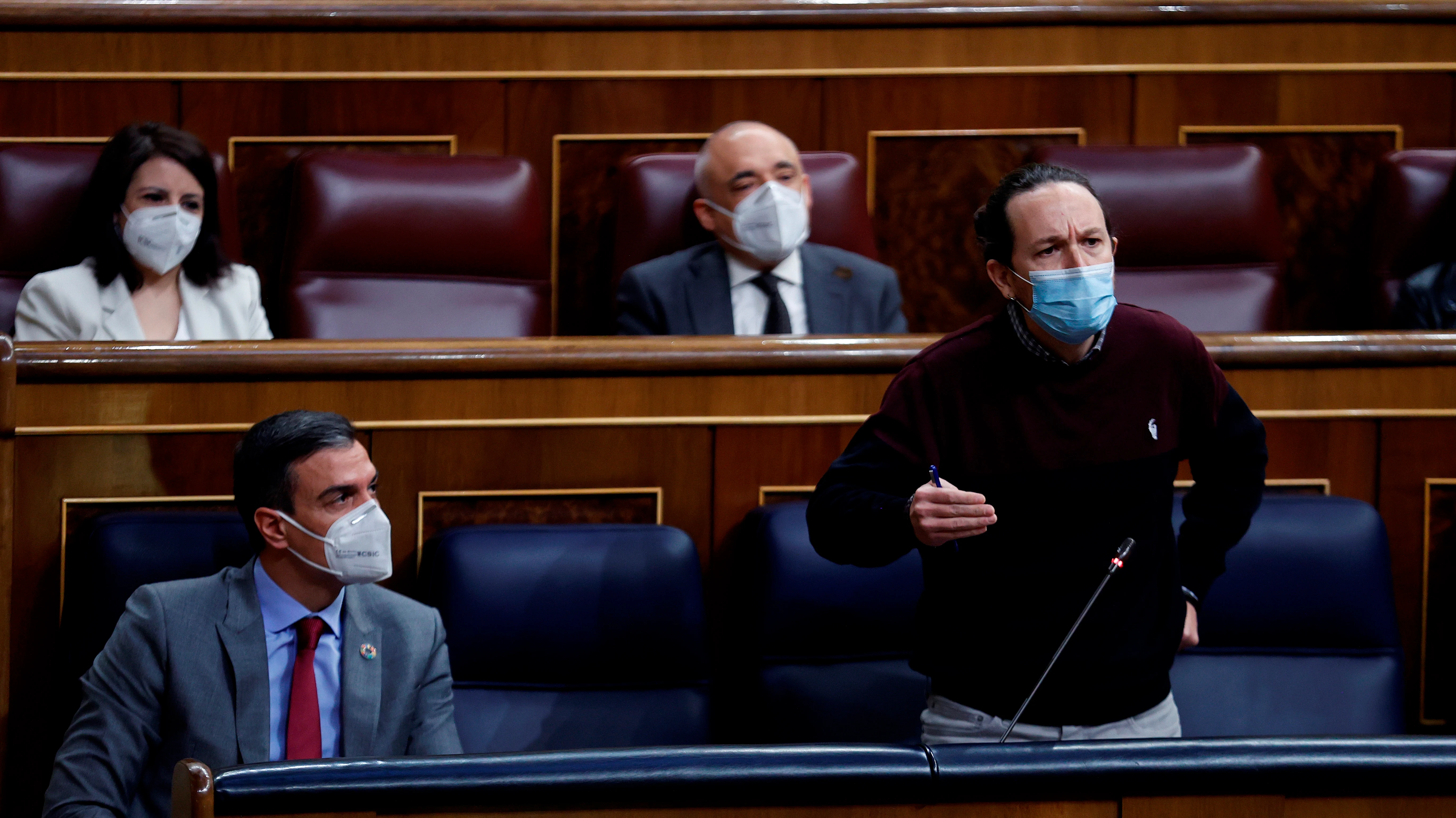 Pablo Iglesias interviene en el Congreso ante la mirada de Pedro Sánchez