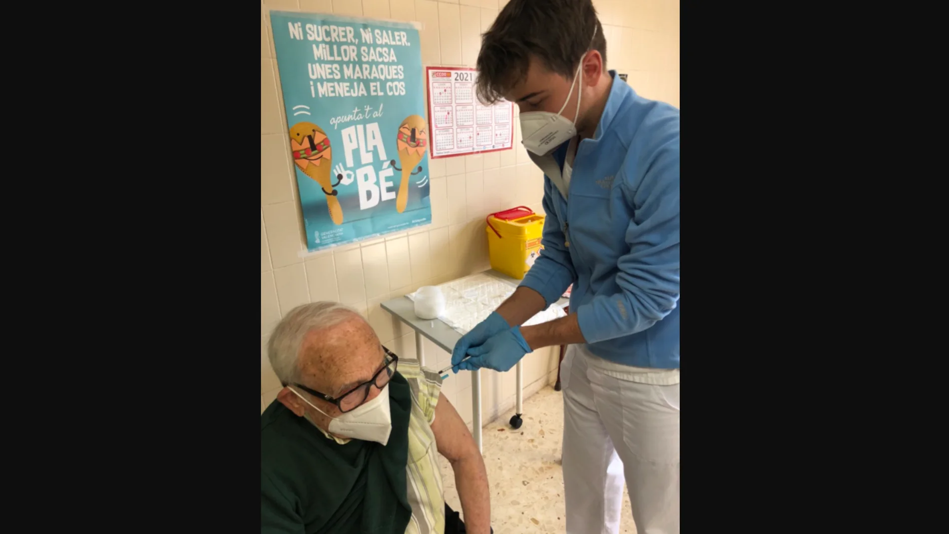Julián, enfermero, vacuna a su abuelo contra el COVID-19