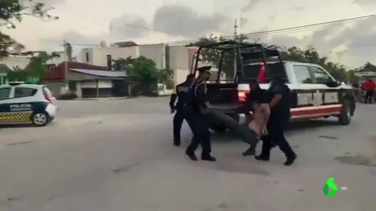 Un frame del vídeo en el que se ve cómo arrastran a la mujer fallecida. Un frame del vídeo en el que se ve cómo arrastran a la mujer fallecida.