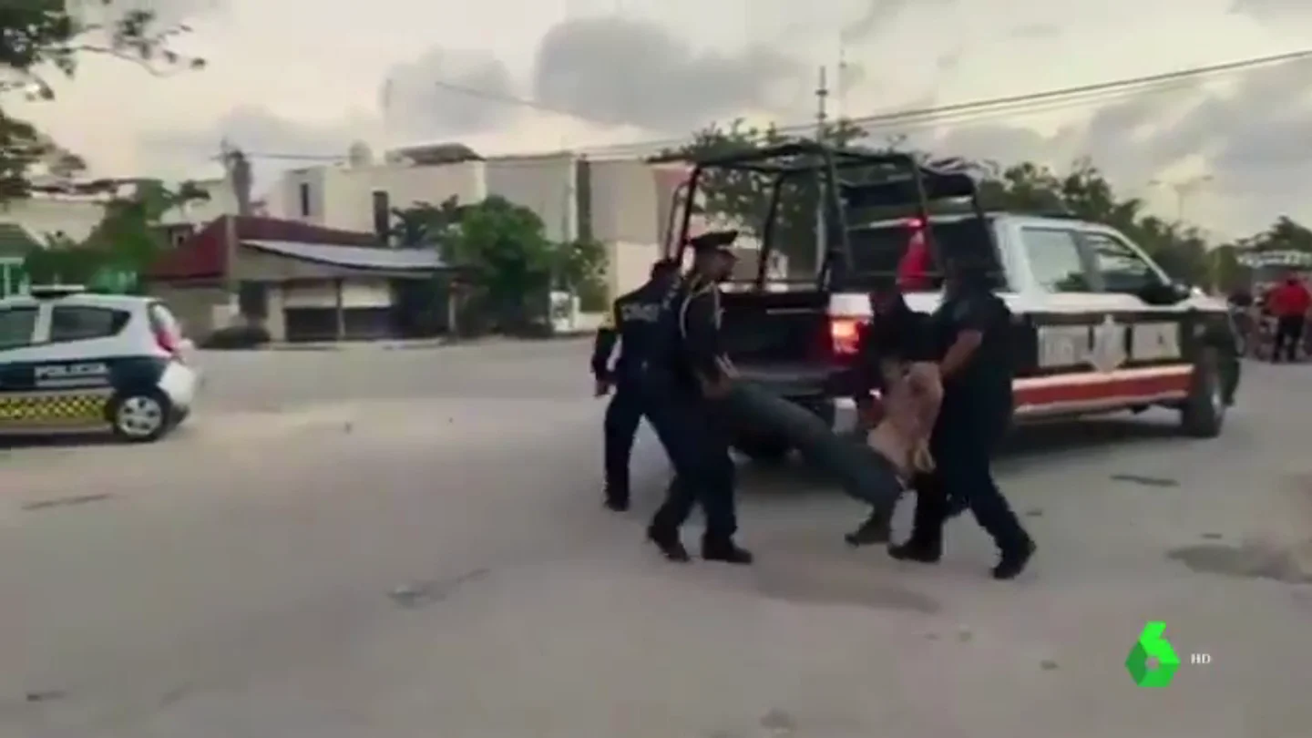 Un frame del vídeo en el que se ve cómo arrastran a la mujer fallecida. Un frame del vídeo en el que se ve cómo arrastran a la mujer fallecida.