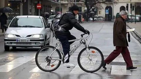 ¿Cómo debe cruzar un ciclista un paso de peatones? ¿A pie o en su bicicleta?