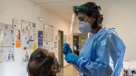 Una sanitaria realiza un test de coronavirus en Beade, Ourense Una sanitaria realiza un test de coronavirus en Beade, Ourense