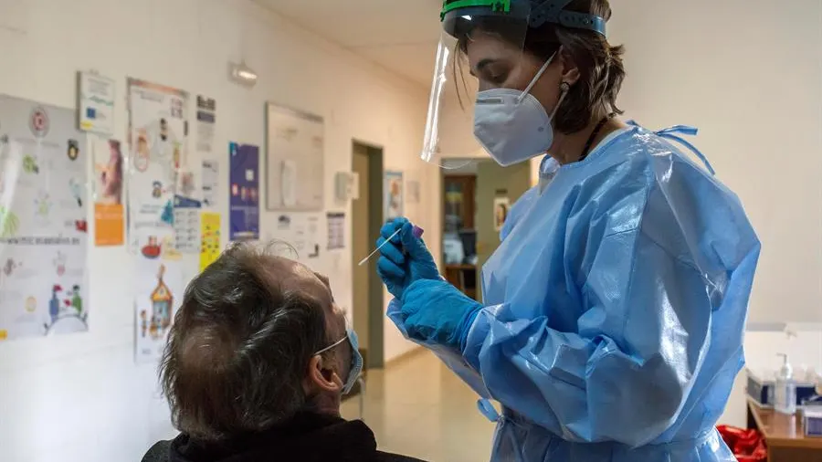 Una sanitaria realiza un test de coronavirus en Beade, Ourense