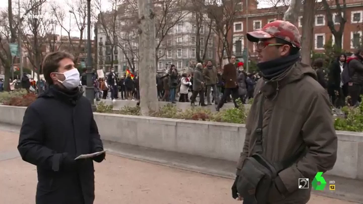 El día que Pablo Ibarburu se 'coló' en una protesta anti-mascarillas y acabó rebatiendo a un negacionista: "¿Por qué no estás más 'chill'?" El día que Pablo Ibarburu se 'coló' en una protesta anti-mascarillas y acabó rebatiendo a un negacionista: "¿Por qué no estás más 'chill'?"