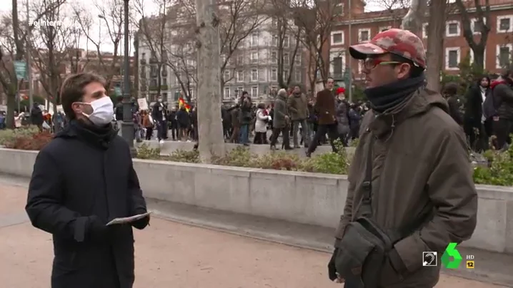 El día que Pablo Ibarburu se 'coló' en una protesta anti-mascarillas y acabó rebatiendo a un negacionista: "¿Por qué no estás más 'chill'?"