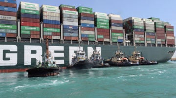 El buque 'Ever Given' encallado en el canal de Suez desde el martes pasado