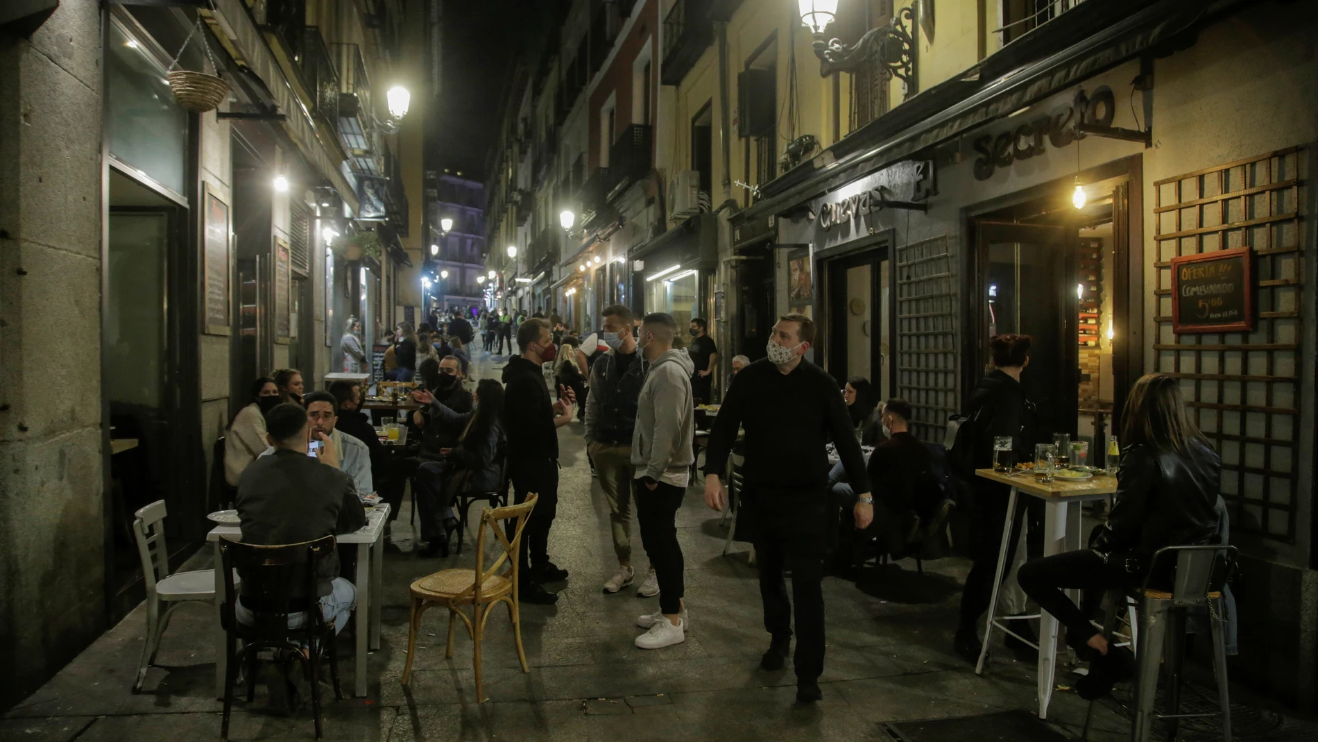 Aglomeraciones de turistas en Madrid ante las restricciones de la capital