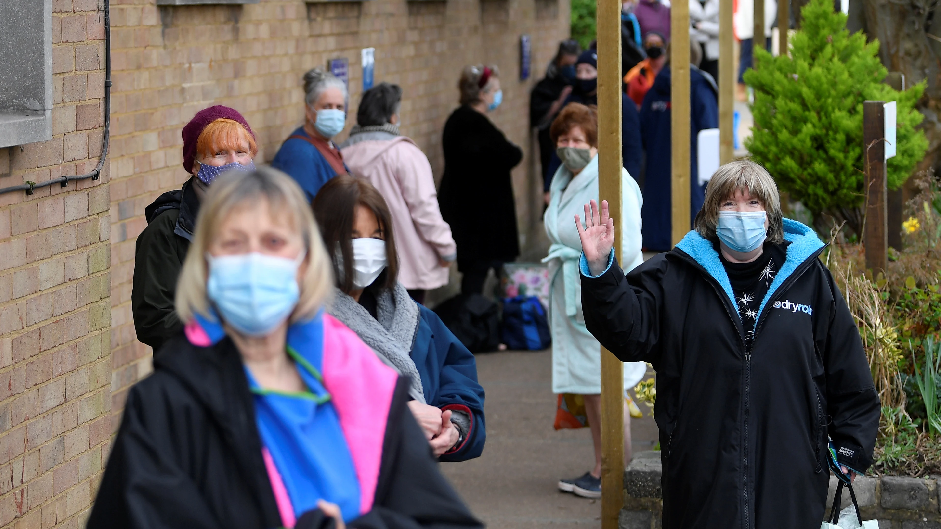 Personas con mascarilla en Londres