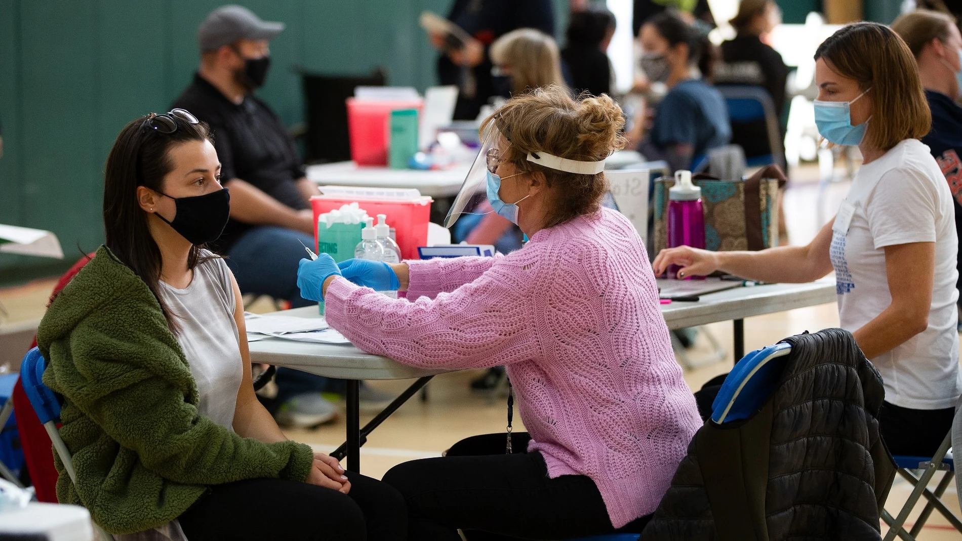 Vacunación contra el coronavirus en un centro de Massachusetts