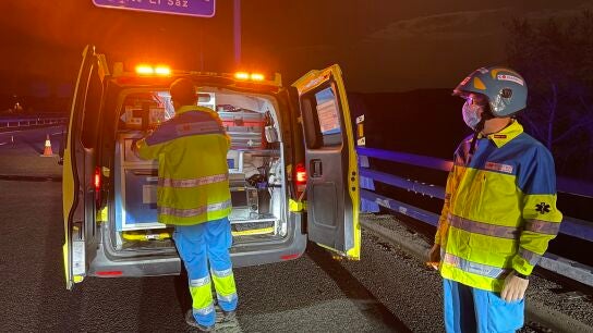 Im&aacute;genes de los servicios m&eacute;dicos en el lugar del accidente