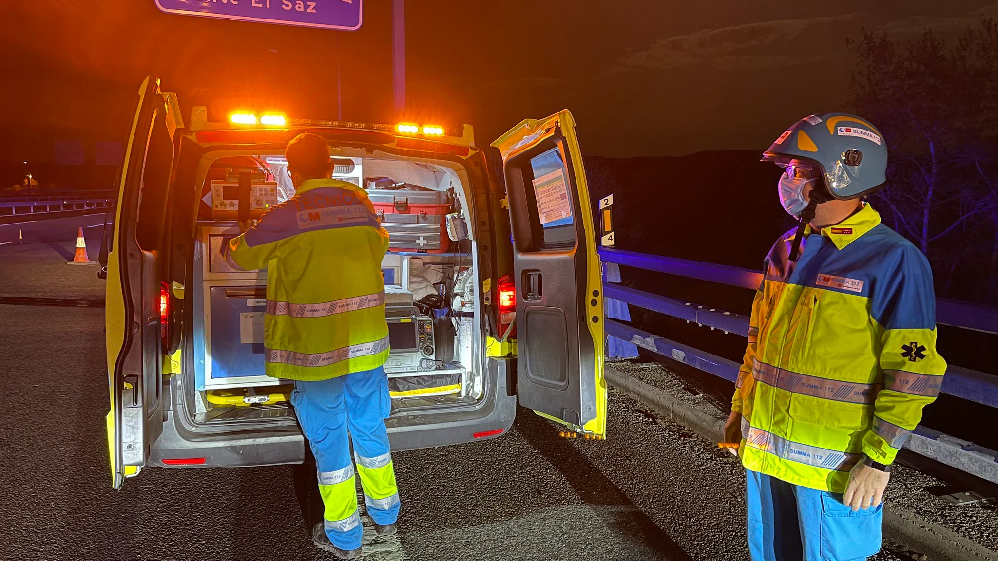 Imágenes de los servicios médicos en el lugar del accidente