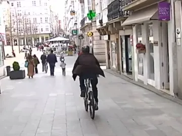 Un hombre circula en bicicleta por una calle en Ferrol Un hombre circula en bicicleta por una calle en Ferrol