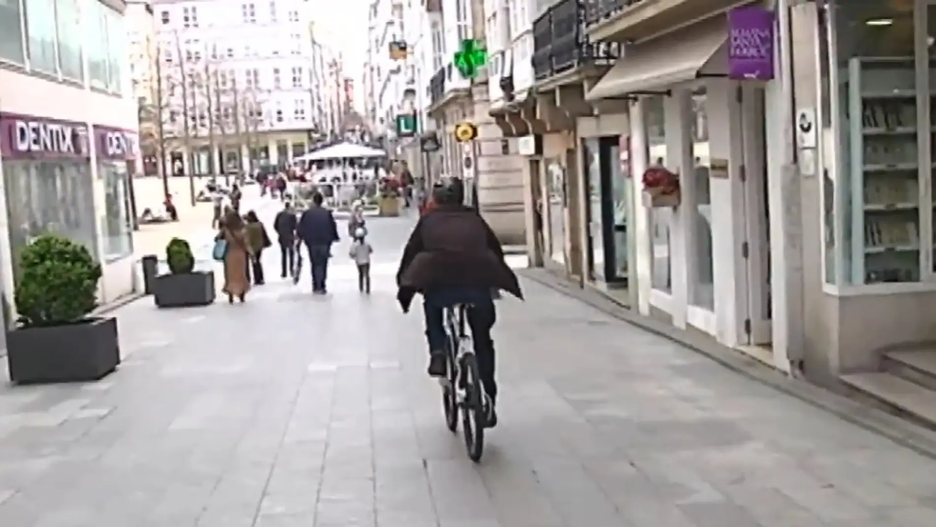 Un hombre circula en bicicleta por una calle en Ferrol