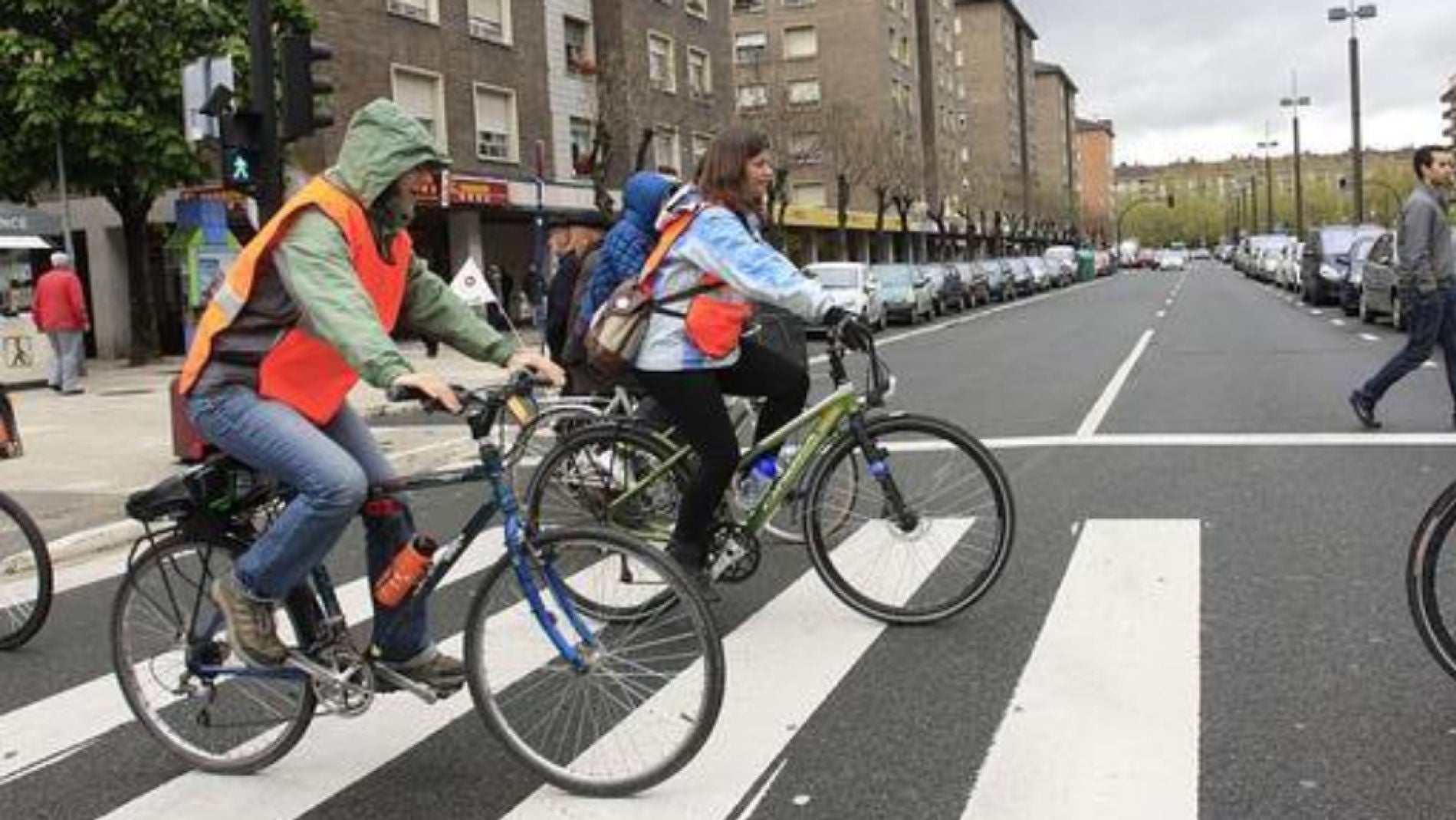 2 personas en discount bicicleta