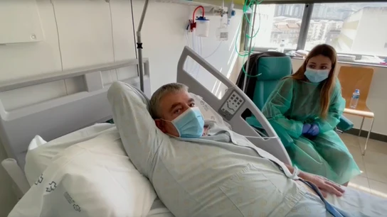 Sara y su padre en una de las habitaciones del hospital Sara y su padre en una de las habitaciones del hospital