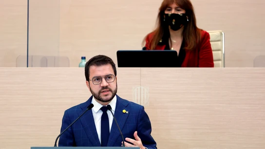 El candidato de ERC, Pere Aragonès, en el segundo debate de investidura en el Parlament ante la atenta mirada de Laura Borràs. El candidato de ERC, Pere Aragonès, en el segundo debate de investidura en el Parlament ante la atenta mirada de Laura Borràs.
