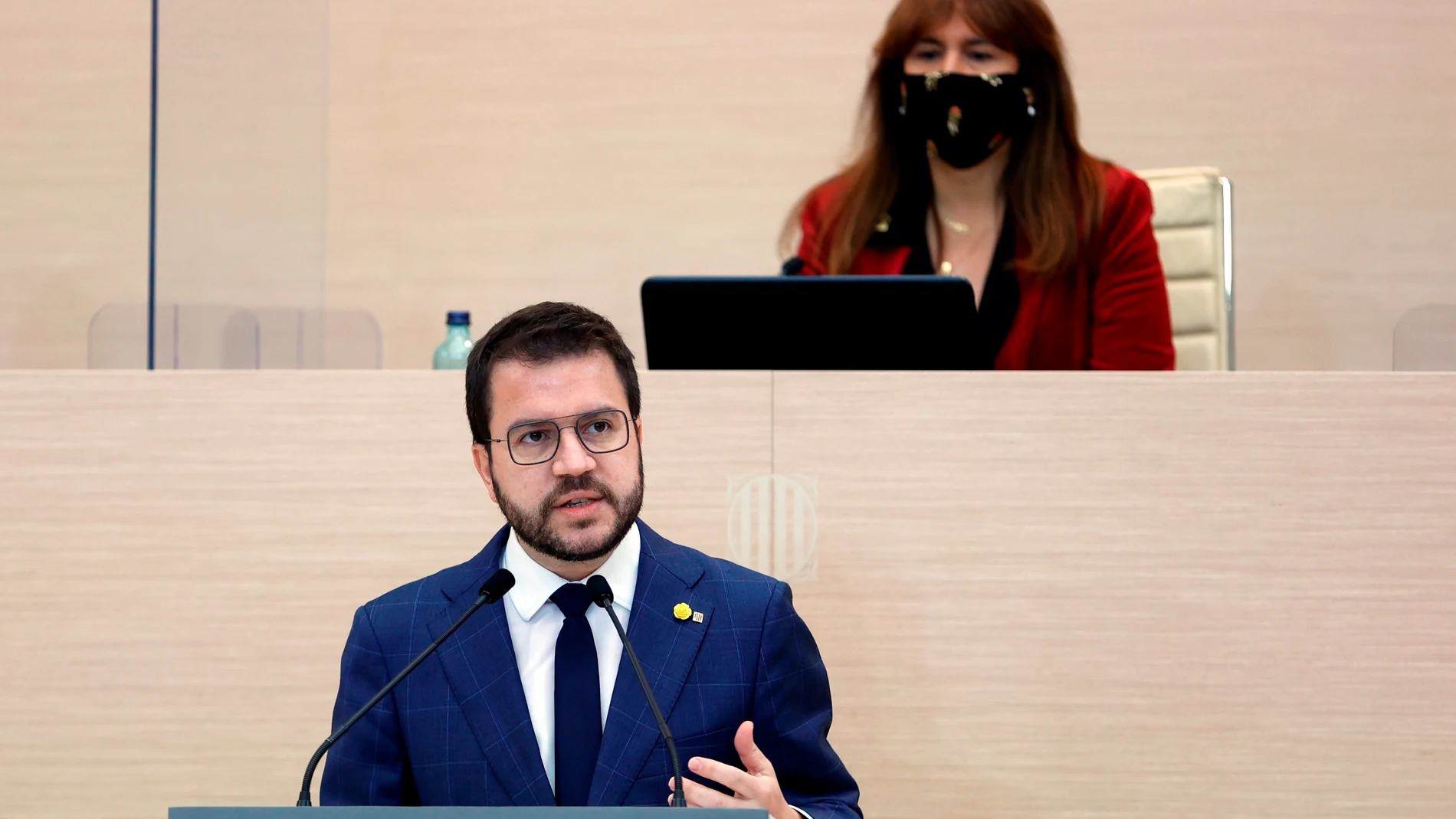 El candidato de ERC, Pere Aragonès, en el segundo debate de investidura en el Parlament ante la atenta mirada de Laura Borràs.