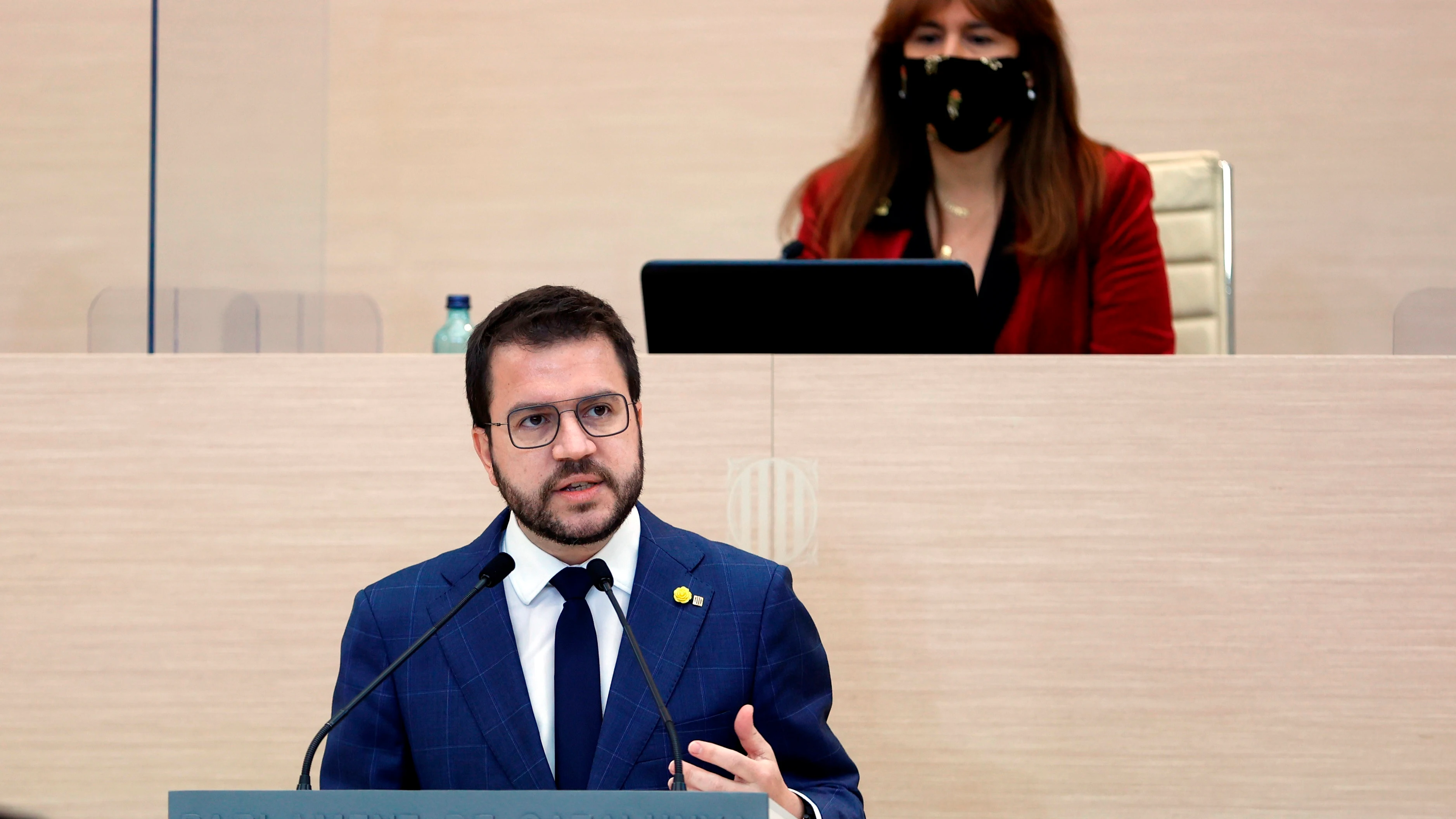 El candidato de ERC, Pere Aragonès, en el segundo debate de investidura en el Parlament ante la atenta mirada de Laura Borràs.