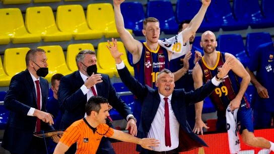 voz Antonio Conde, &aacute;rbitro principal del Bar&ccedil;a - Madrid, y Sarunas Jasikevicius