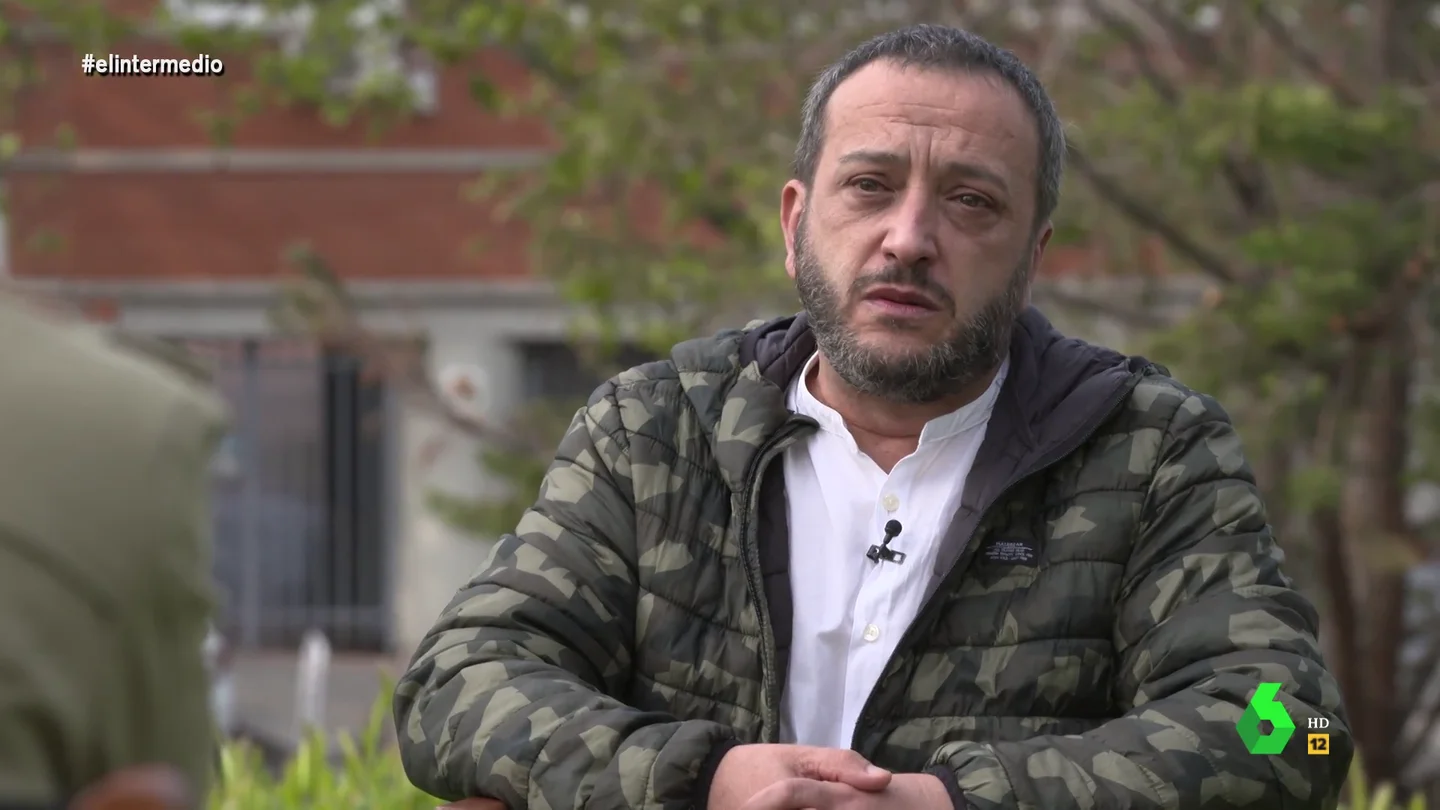 El grito de justicia entre lágrimas de Emilio, hijo de un fallecido por COVID en una residencia madrileña: "No han intentado salvarle" El grito de justicia entre lágrimas de Emilio, hijo de un fallecido por COVID en una residencia madrileña: "No han intentado salvarle"