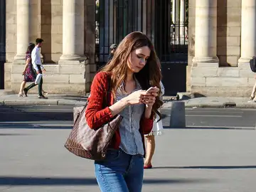 Caminando mientras mira el móvil Caminando mientras mira el móvil