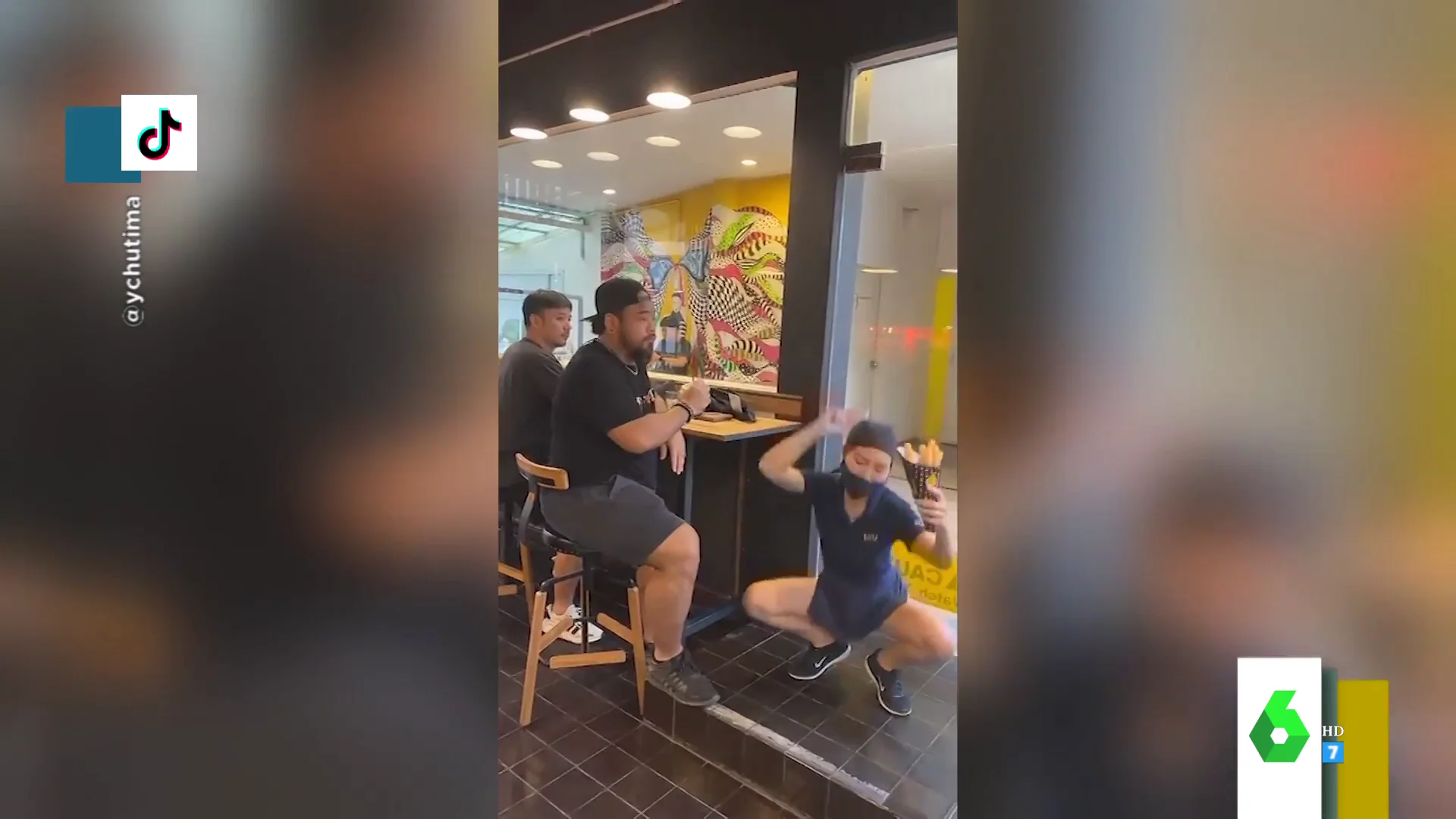 Un español abre la primera churrería de Tailandia: así son las vídeos virales de su mujeres promocionándola