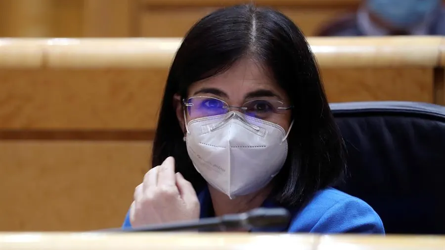  La ministra de Sanidad, Carolina Darías, interviene durante la sesión de control al Gobierno en el pleno del Senado.