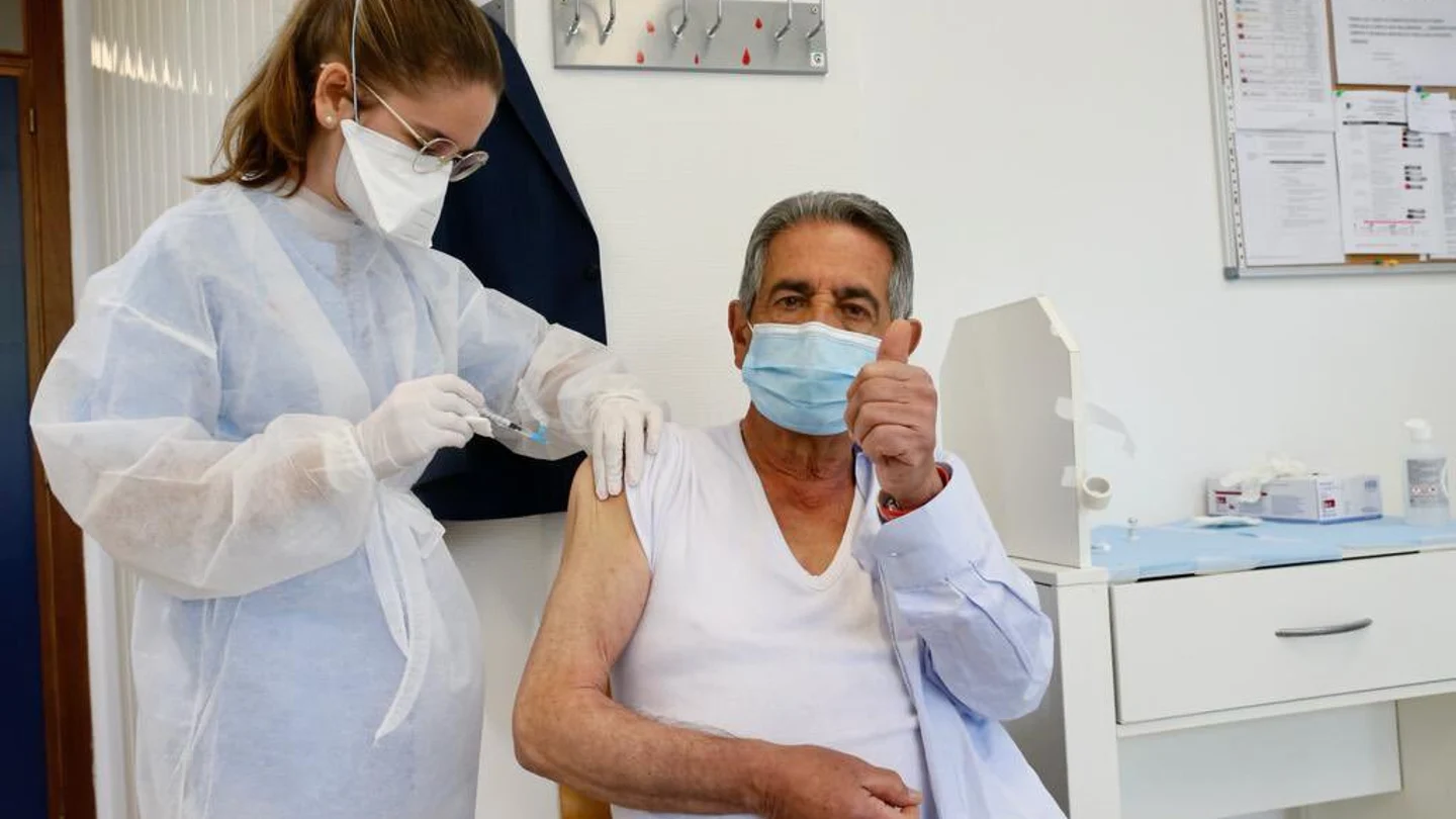 Miguel Ángel Revilla recibe la primera dosis de la vacuna Miguel Ángel Revilla recibe la primera dosis de la vacuna