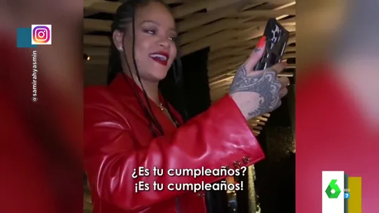 Una fan de Rihanna ya puede tachar de su lista haber cumplido su mayor deseo: que la artista fuera a uno de sus cumpleaños. En este vídeo de Zapeando se puede ver a la propia Rihanna cantándole el cumpleaños feliz. La cantante se encontraba en el restaurante cuando una amiga de la cumpleañera se acercó a la artista para pedirle una foto de recuerdo. Rihanna, sin embargo, tuvo una idea mucho mejor y decidió darle una sorpresa. Una fan de Rihanna ya puede tachar de su lista haber cumplido su mayor deseo: que la artista fuera a uno de sus cumpleaños. En este vídeo de Zapeando se puede ver a la propia Rihanna cantándole el cumpleaños feliz. La cantante se encontraba en el restaurante cuando una amiga de la cumpleañera se acercó a la artista para pedirle una foto de recuerdo. Rihanna, sin embargo, tuvo una idea mucho mejor y decidió darle una sorpresa.