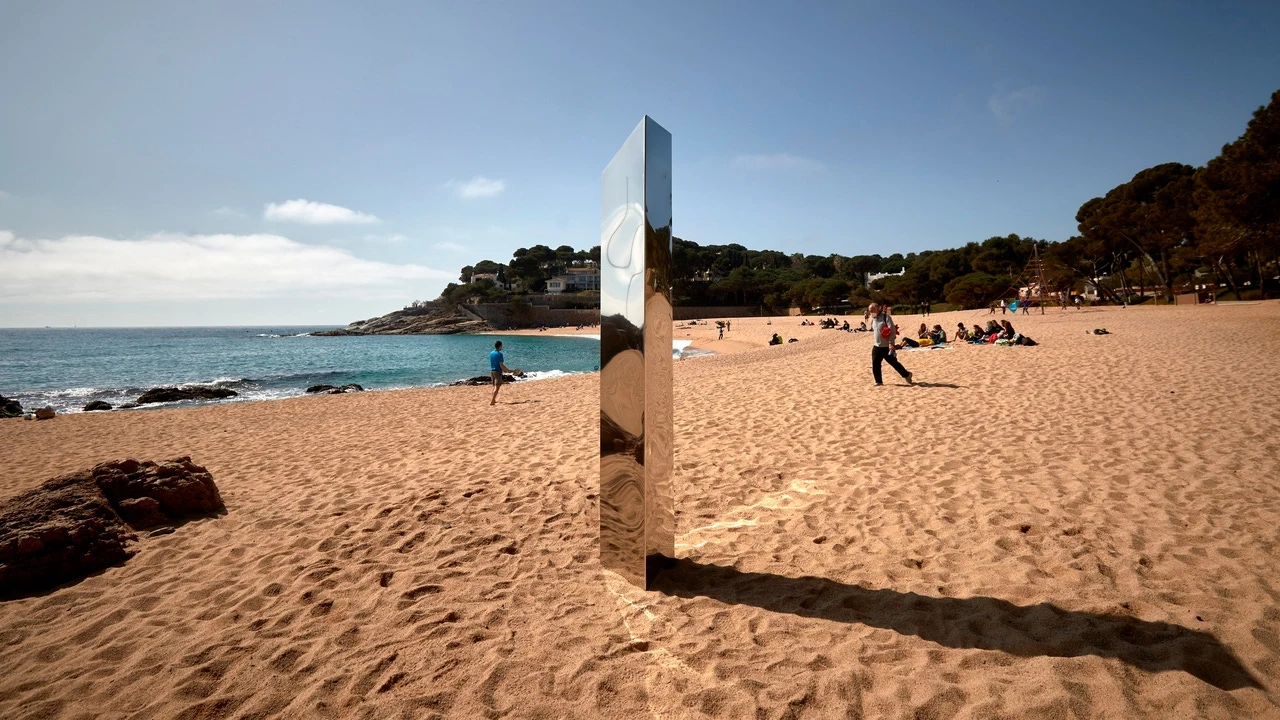 Monolito aparecido en la Platja d'Aro el pasado marzo