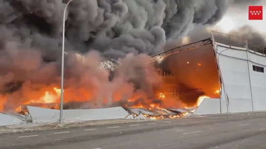El incendio de una nave industrial en Seseña provoca una gran nube de humo El incendio de una nave industrial en Seseña provoca una gran nube de humo