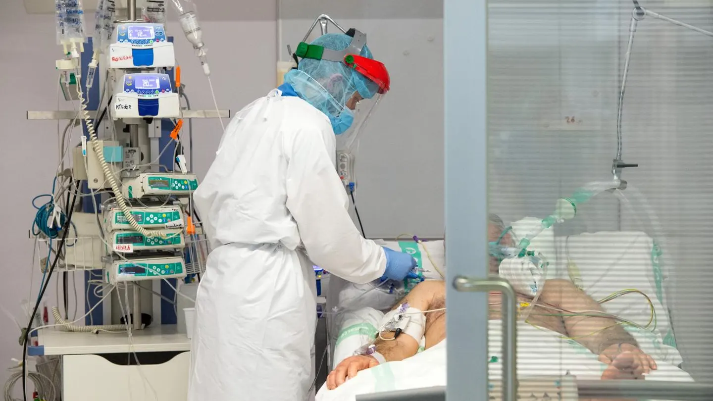 Sanitario y paciente covid ingresado Sanitario y paciente covid ingresado