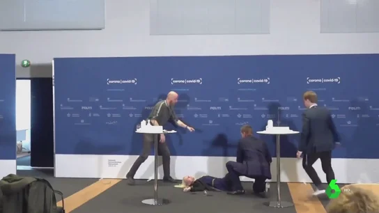 La directora de la Agencia del Medicamento de Dinamarca se desmaya en plena rueda de prensa La directora de la Agencia del Medicamento de Dinamarca se desmaya en plena rueda de prensa