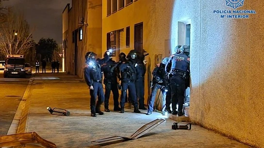 Agentes de los Mossos en un momento de la operación Agentes de los Mossos en un momento de la operación