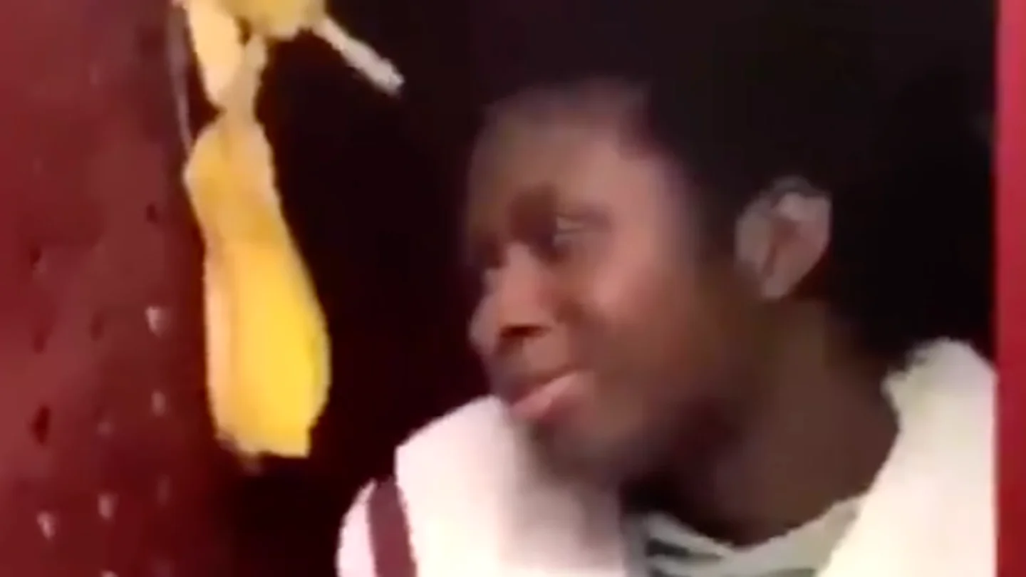 El jugador de futbol americano, sentado en la taquilla junto a cáscaras de plátano El jugador de futbol americano, sentado en la taquilla junto a cáscaras de plátano