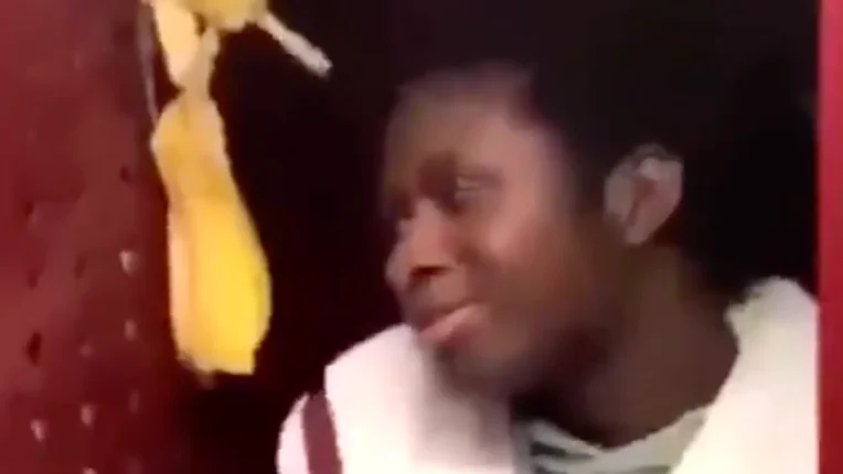 El jugador de futbol americano, sentado en la taquilla junto a cáscaras de plátano El jugador de futbol americano, sentado en la taquilla junto a cáscaras de plátano