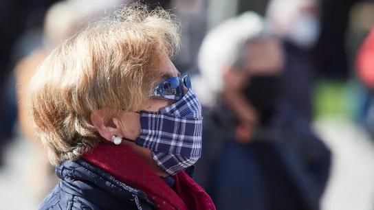 Una mujer participa en una manifestación por las pensiones Pensiones
