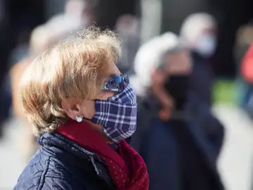 Una mujer participa en una manifestación por las pensiones