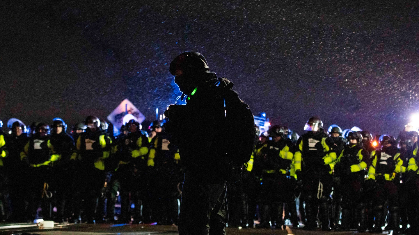 Enfrentamiento entre manifestantes y policías por el asesinato de Wright Enfrentamiento entre manifestantes y policías por el asesinato de Wright