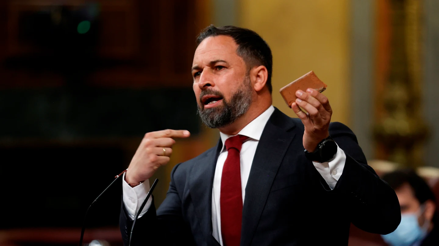 Abascal muestra un adoquín en el Congreso Abascal muestra un adoquín en el Congreso