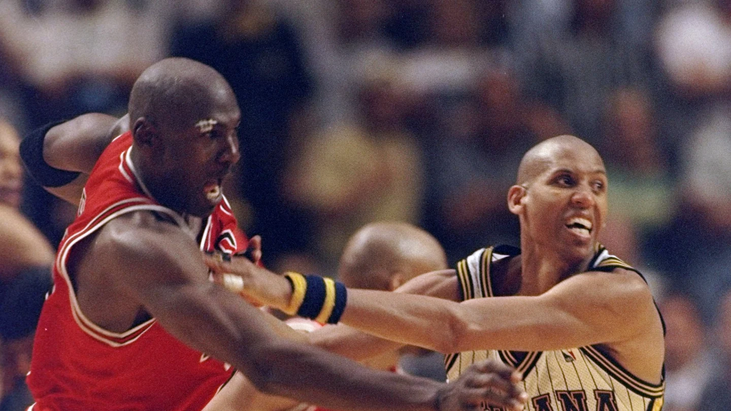 Michael Jordan y Reggie Miller en el sexto partido de la final de 1998 de la Conferencia Este Michael Jordan y Reggie Miller en el sexto partido de la final de 1998 de la Conferencia Este