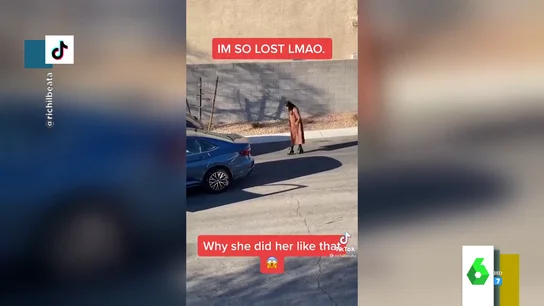 El desesperante vídeo viral de una conductora que llega a medir en pasos un aparcamiento tras numerosos intentos fallidos El desesperante vídeo viral de una conductora que llega a medir en pasos un aparcamiento tras numerosos intentos fallidos