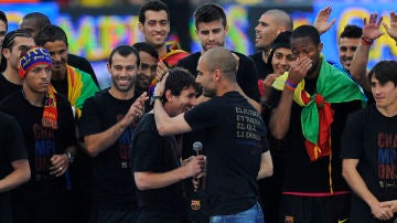 Guardiola celebra con los jugadores del Barça