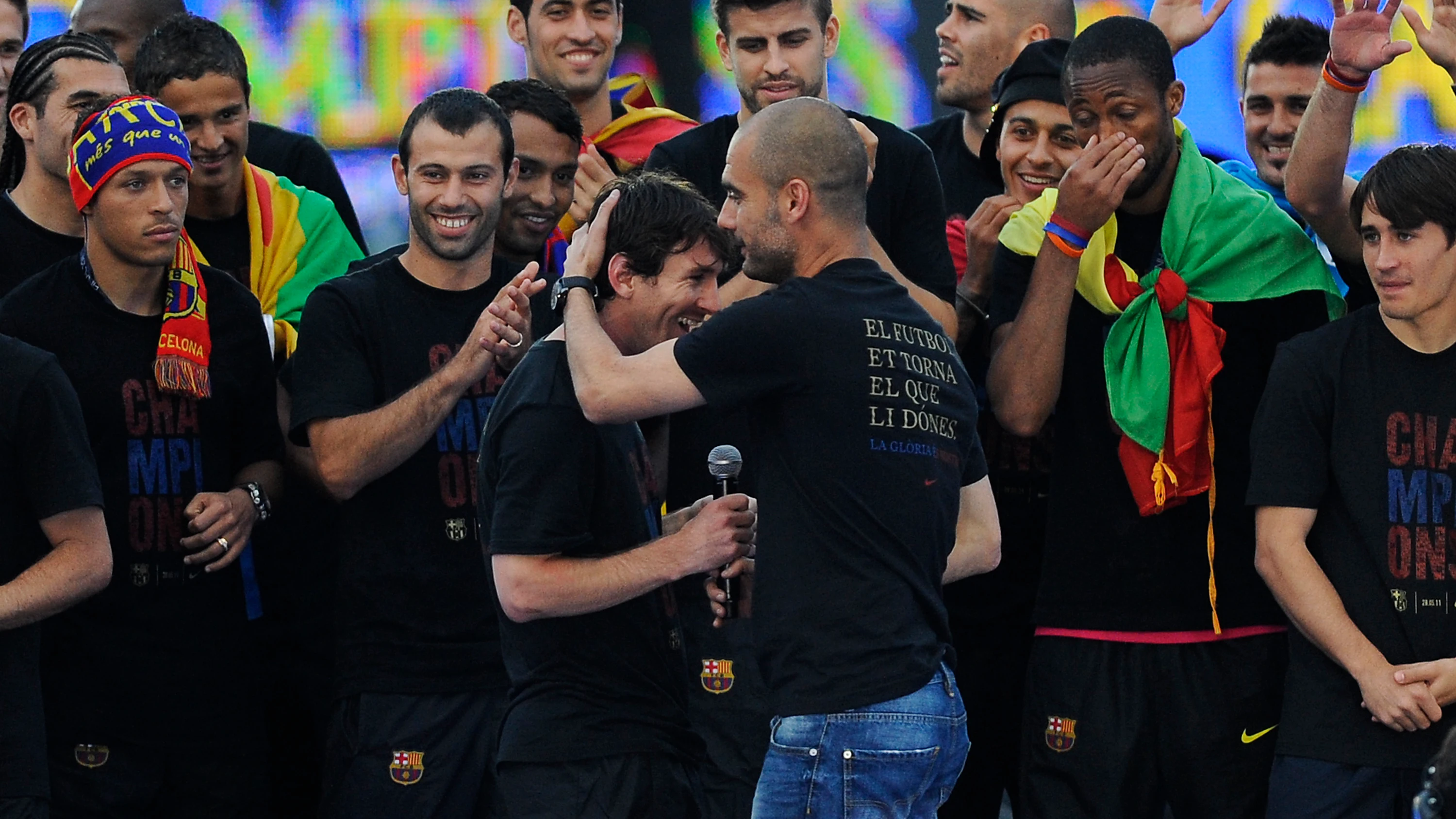 Guardiola celebra con los jugadores del Barça