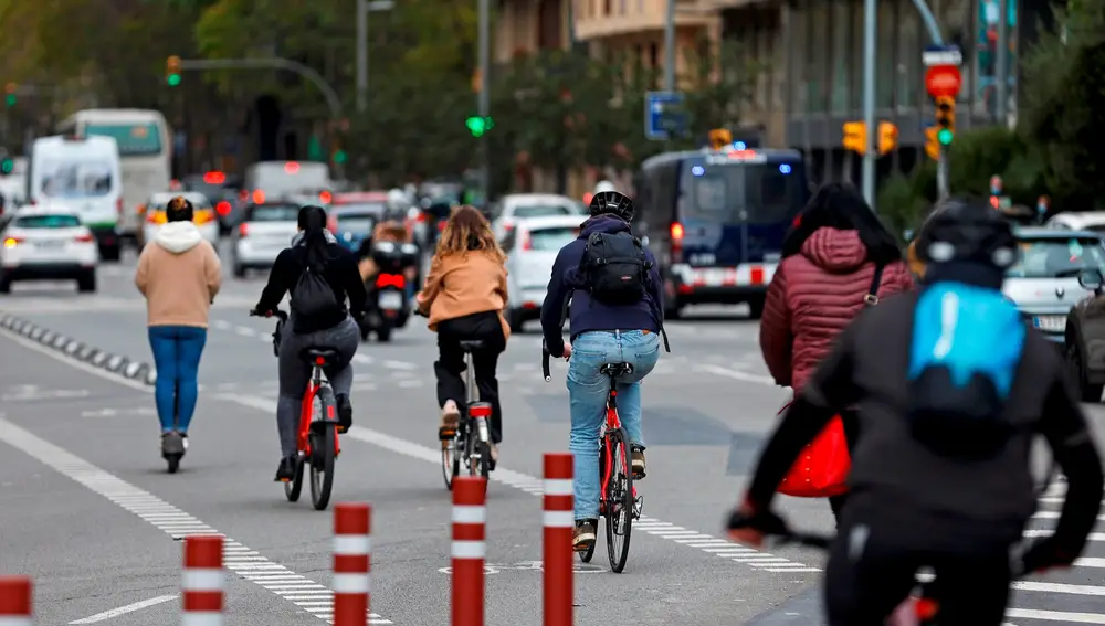 Varios ciclistas circulan por Barcelona este miércoles