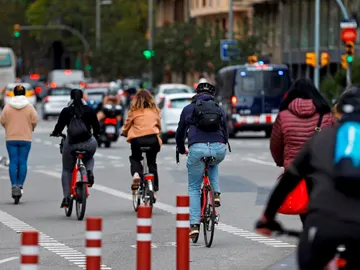Varios ciclistas circulan por Barcelona este miércoles Varios ciclistas circulan por Barcelona este miércoles
