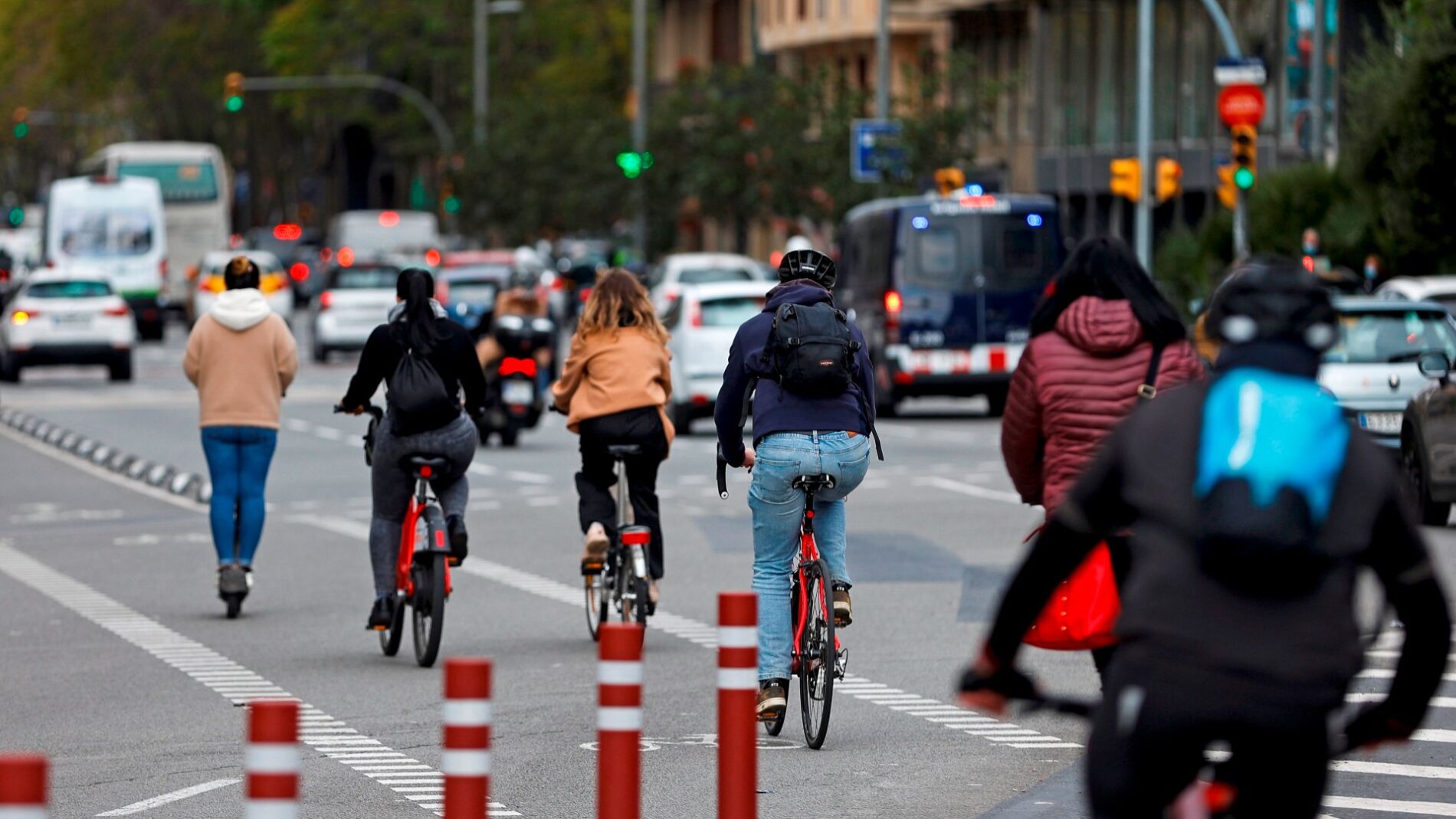 Varios ciclistas circulan por Barcelona este mi&eacute;rcoles