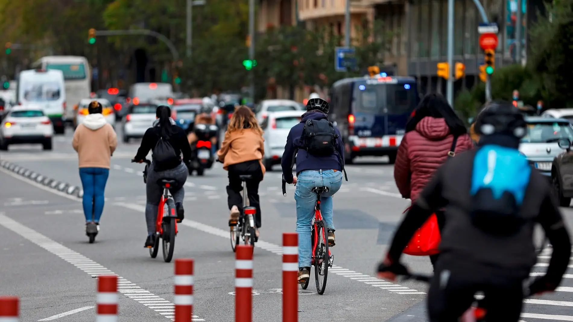 Varios ciclistas circulan por Barcelona este miércoles