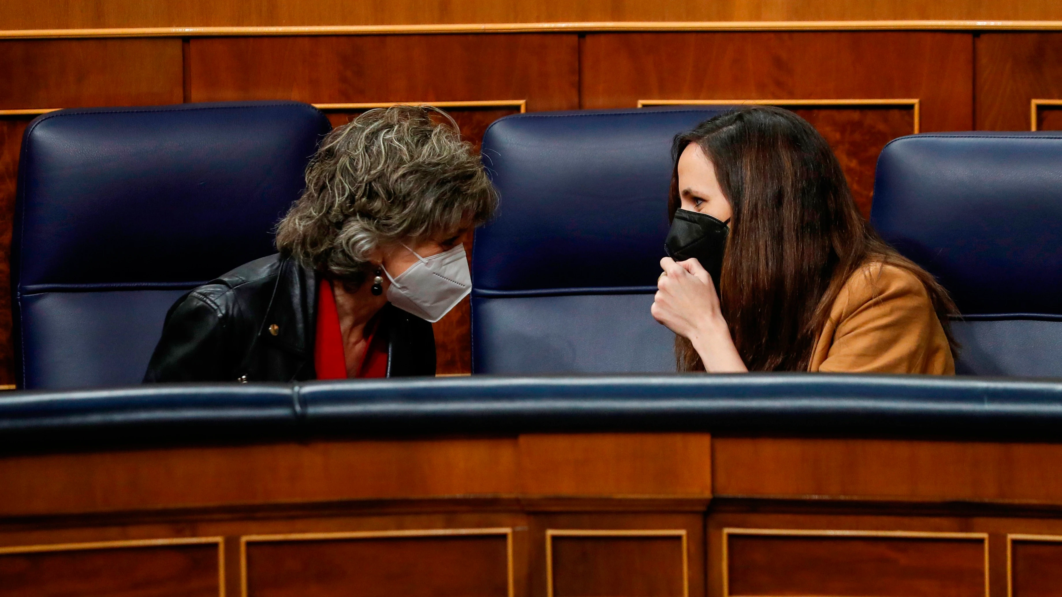 La ministra de Derechos Sociales y Agenda 2030, Ione Belarra, conversa con la diputada socialista María Luisa Carcedo, impulsora de la ley